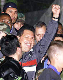20020414_regresa_chavez320.jpg