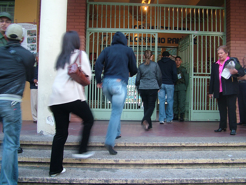 Venezuelans line up to enter their voting center to cast their ballots. (Tamara Pearson/Venezuelanalysis) Venezuelans line up to enter their voting center to cast their ballots. (Tamara Pearson/Venezuelanalysis)