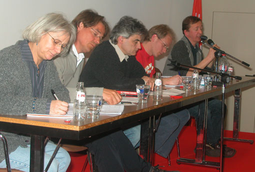 Het panel vlnr: Francine Mestrum, Xavier Declercq, Georges Spriet, Wouter van Damme en Erik Demeester