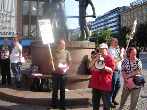 Solidarity picket with the Honduran resistance movement in Helsinki, August 11