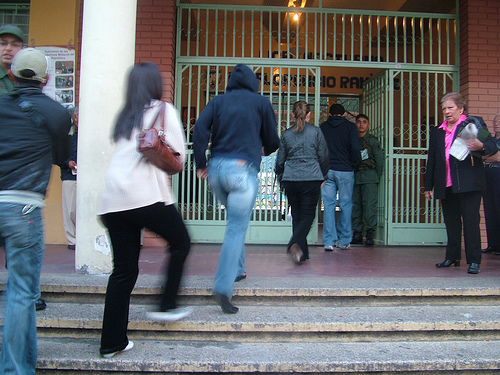 Venezuelans line up to enter their voting center to cast their ballots. (Tamara Pearson/Venezuelanalysis)