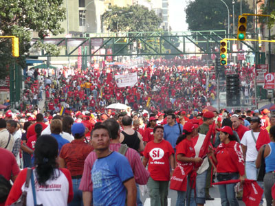 Hundreds of thousands of students march for Chavez and Si in the referendum